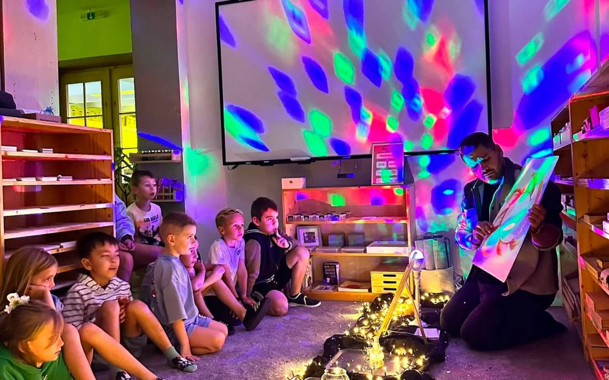 Od vzniku vesmíru k vlastnímu objevování: první Velký Montessori příběh